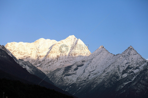 雪雪山高山环境风景岩石顶峰爬坡冰川蓝色天空活动图片