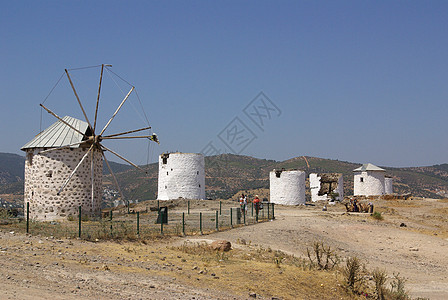 土耳其博德鲁姆山丘上的旧风车文化农业历史天空白色地标蓝色建筑旅行水平图片