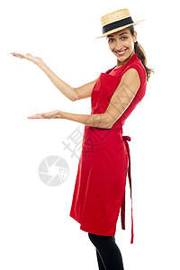 微笑的厨师展示复制空间 露棕榈商业服务工作草帽厨房工作室帽子女性围裙冒充图片