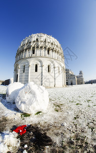 暴风雪过后在比萨的广场英语大教堂坎波天空旅行宗教旅游柱子教会大理石图片