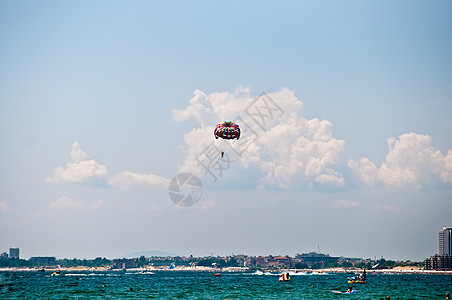 夏季的远足天空活动跳伞爱好海滩自由潜水运动降落伞行动图片