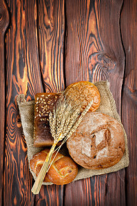 面包和小麦植物包子食物面粉美食家桌子纺织品谷类乡村木头图片