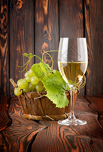 白葡萄和白葡萄的杯子图片