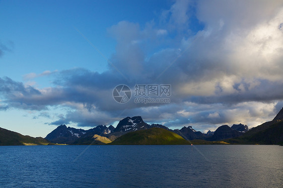 Lofoten 峰顶胜地峡湾旅游山峰全景悬崖山脉风景村庄大豆图片