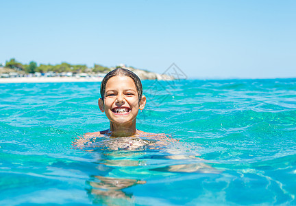 年轻女孩在海上玩耍海岸女儿闲暇活动太阳旅行童年微笑海洋护腕图片