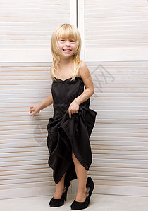 3岁女孩穿着母亲的衣服和高跟鞋鞋类工作室头发青年女性童年魅力裙子乐趣快乐图片