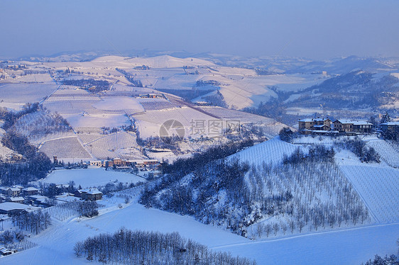 意大利皮埃蒙特的雪山图片
