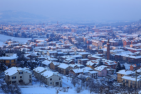 意大利阿尔巴市 晚上下着雪图片