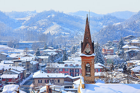 意大利皮德蒙特市 雪覆盖着小镇图片