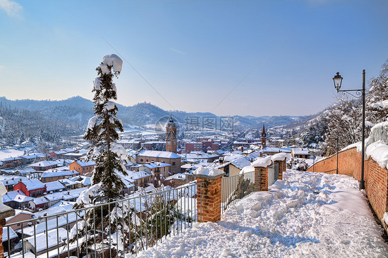 雪下的城镇 意大利的科尼利亚诺·达尔巴图片