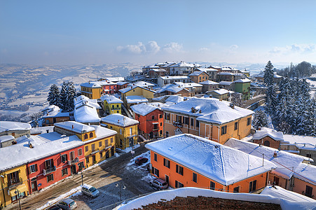 雪下的小镇 意大利的迪亚诺·达尔巴图片