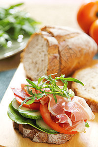 Prosciutto三明治食物熏制火箭美味棕色猪肉绿色午餐火腿饮食图片