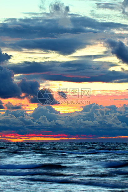 高海浪湖上日落场景海浪环境冲浪栖息地绿地湖泊地形半岛荒野图片