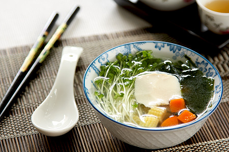 带海藻汤的新鲜豆腐勺子筷子蔬菜营养海藻大豆发芽美食食物午餐图片