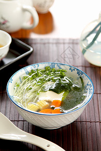 带海藻汤的新鲜豆腐食物海藻午餐饮食营养筷子美食美味勺子大豆图片