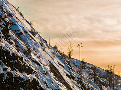昆鲁普斯不列颠哥伦比亚的雪山坡蓝色丘陵木头分支机构农村季节山坡天空乡村国家图片