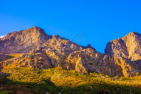 橙利悬崖和蓝天空爬坡顶峰全景生态植物群蓝色天空晴天风景岩石图片