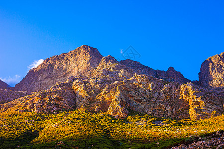 橙利悬崖和蓝天空阳光天空全景岩石荒野环境爬坡旅游顶峰晴天图片