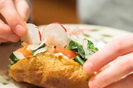 蔬菜玉米饼美味香料洋葱美食木头小吃食物盘子木板胡椒图片