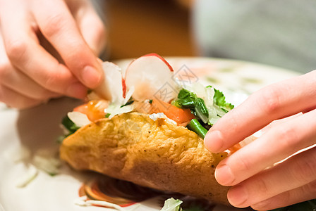 蔬菜玉米饼食物木板美味小吃拉丁洋葱香料手指胡椒盘子图片