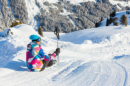 坐在阿尔卑斯山顶上的人 在滑雪后休息岩石运动滑雪者冰川太阳男人滑雪板自由男性蓝色图片