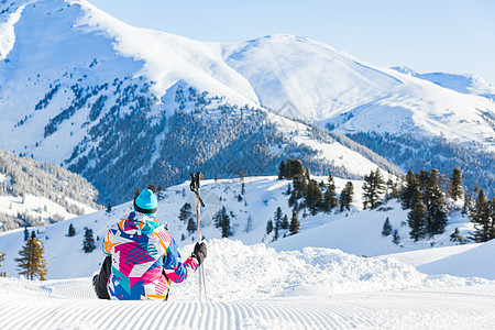 坐在阿尔卑斯山顶上的人 在滑雪后休息天气假期顶峰天空运动旅行男人男性滑雪者岩石图片