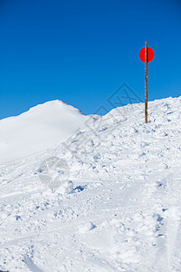 有滑雪和雪板铁轨的雪雪幕背景行动旅行运动蓝色娱乐途径闲暇活动滑雪板大雪图片