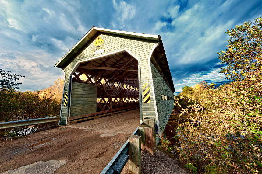 木环覆盖桥历史蓝色结构保护木板天空乡村路面历史性木头图片