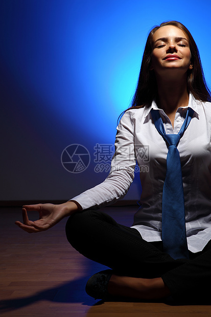 商业妇女冥想办公室蓝色职业商务场景沉思精神专注平衡人士图片