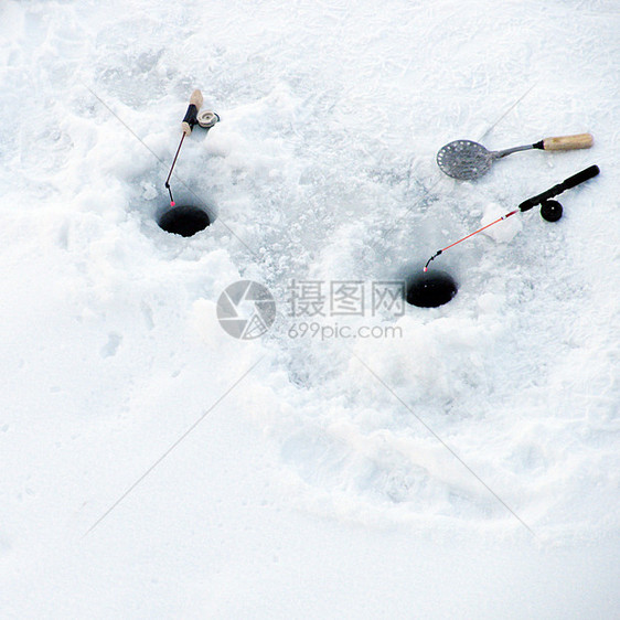 冬冬钓冰洞寒冷季节雪堆图片