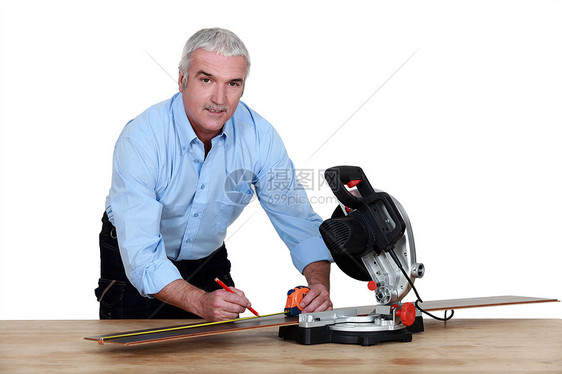 男人用手甲锯硬木力量贸易作坊工具精神男性警告木板桌子图片