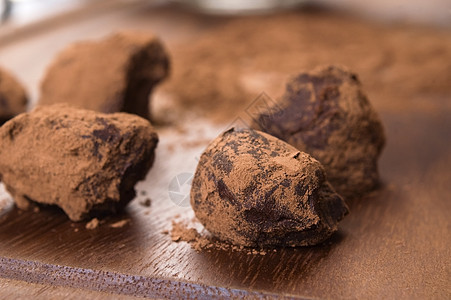 自制巧克力松露圆形可可糕点食品灰尘复数香草巧克力食物展示图片