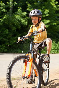 儿童骑自行车乡村车道爱好山地娱乐沥青行动孩子阳光安全图片