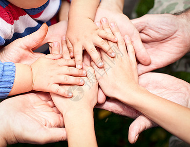 携手合作祖母后代母亲女性社区皮肤团体祖父母孩子手指图片