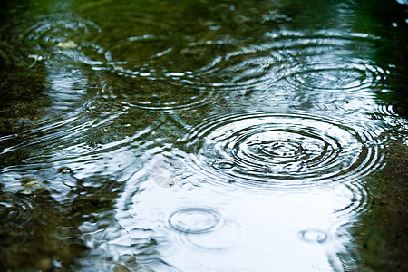 下雨天气反射液体风暴雨滴飞溅水坑涟漪圆圈池塘波纹图片