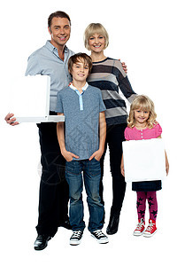 四口之家 父亲和女儿拿着披萨盒图片