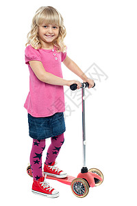 小女孩喜欢玩她的玩具滑雪车图片