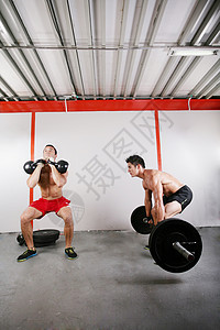 一群两个人在健身房和水壶里用巴铃锻炼图片