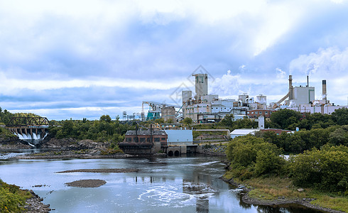 加拿大安大略省埃斯帕诺拉市多姆塔尔造纸厂筒仓工业烟囱工厂树木造纸图片