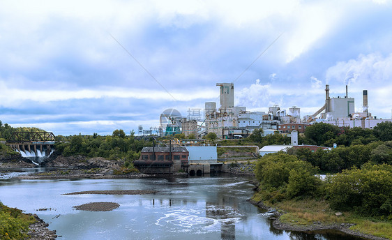 加拿大安大略省埃斯帕诺拉市多姆塔尔造纸厂筒仓工业烟囱工厂树木造纸图片