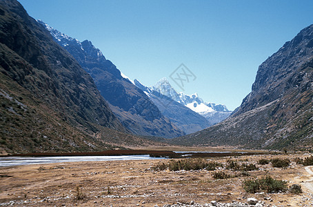 通往秘鲁河谷湖下湖泊下阿尔帕马约山基地营地图片