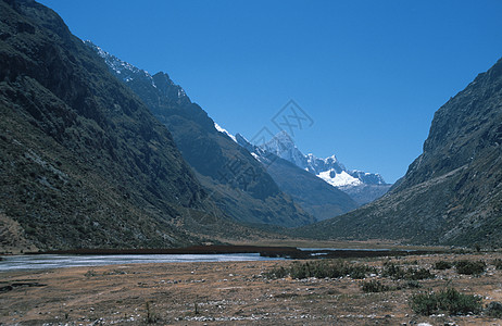 通往秘鲁河谷湖下湖泊下阿尔帕马约山基地营地的图片