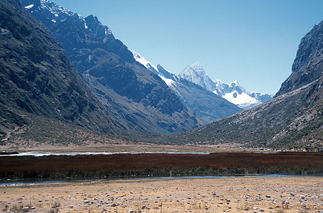 通往秘鲁的阿尔帕马约山区基地营地 带Reeds的河谷湖下图片