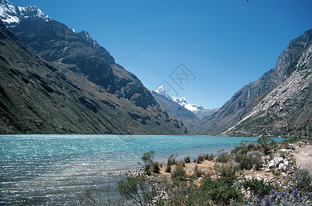 秘鲁山基地营地山谷地形荒野环境植被山脉高地绿色岩石高度蓝色图片