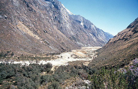 从山谷到阿尔帕马约基地营地的公路 离开秘鲁谷地图片