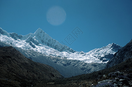 具有深蓝天空的安第斯山脉图片