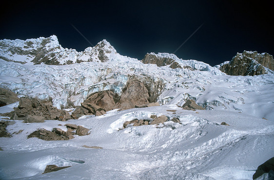 秘鲁阿帕马约山阿尔帕马约山从1营到科连营地的冰川石头荒野岩石山峰冒险山脉高度顶峰气候崎岖图片