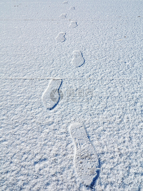下雪步脚烙印远足蓝色人行道小路打印季节远足者勘探脚印图片