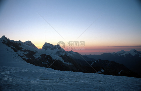 秘鲁的营地安第斯山脉日落冰川气候山脉荒野地形岩石高度山峰崎岖图片