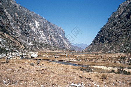 前往秘鲁基地营地的安第斯山内美丽的山谷冒险天空崎岖蓝色环境地形岩石山脉荒野高地图片